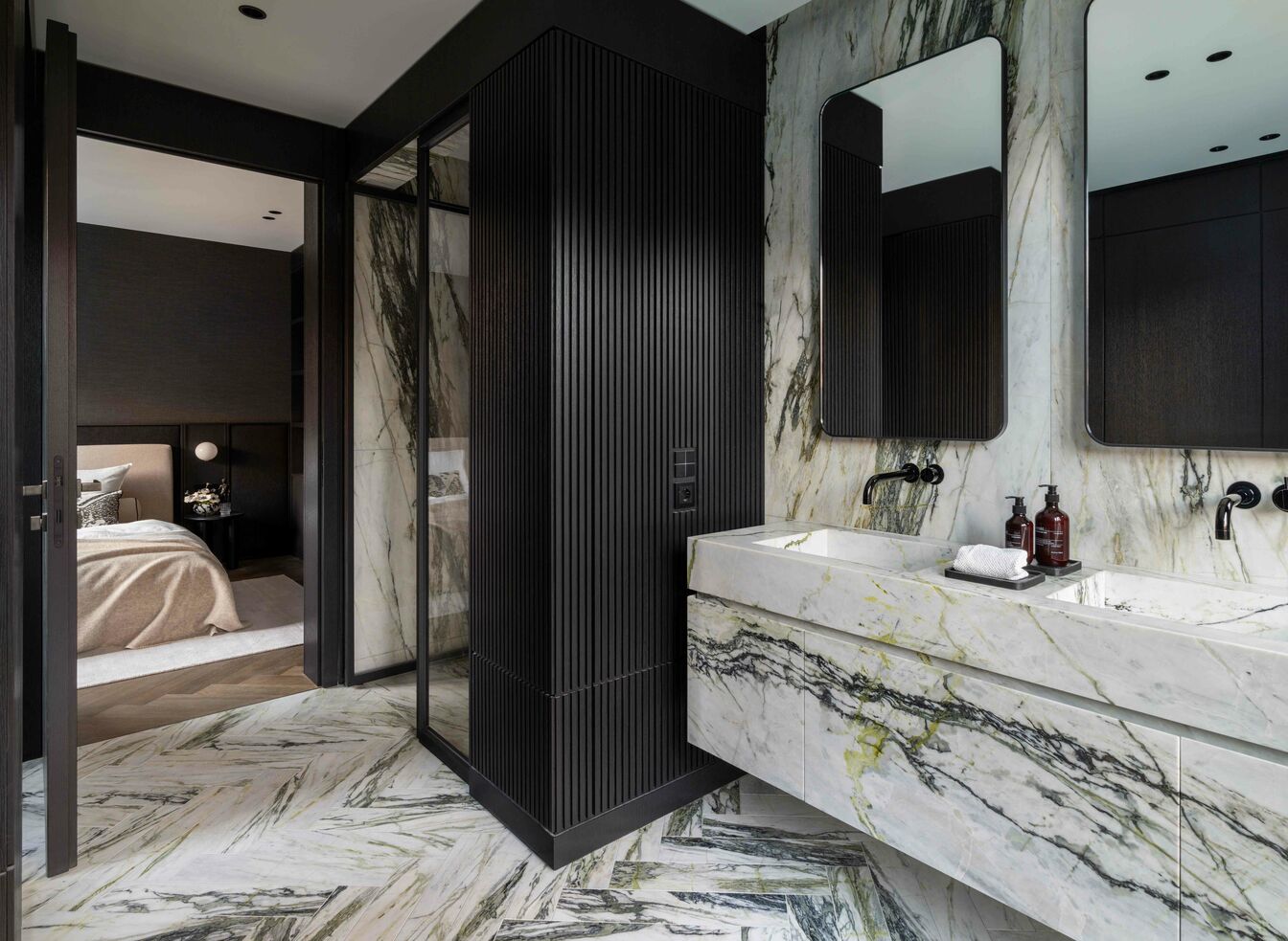 Modernes Badezimmer mit marmorierten Oberflächen und Doppelwaschtisch. Schwarze Akzente und Armaturen, Glasduschtür, und ein Übergang zum Schlafzimmer schaffen ein harmonisches Design. Modernes Badezimmer mit marmorierten Oberflächen und Doppelwaschtisch. Schwarze Akzente und Armaturen, Glasduschtür, und ein Übergang zum Schlafzimmer schaffen ein harmonisches Design.